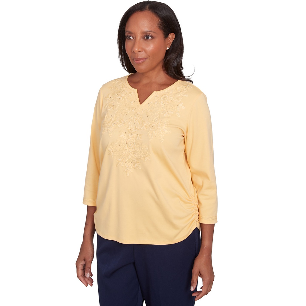 Blusa fruncida con bordados
