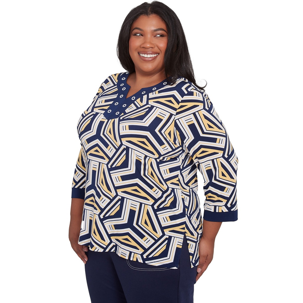 Blusa con ribete geométrico y ojales
