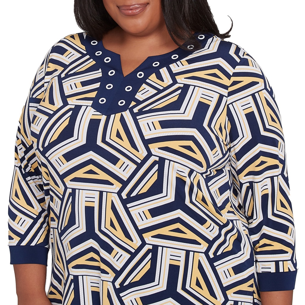 Blusa con ribete geométrico y ojales