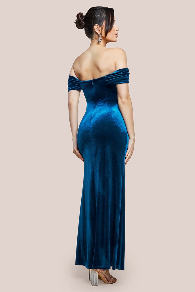 Vestido de terciopelo con abertura