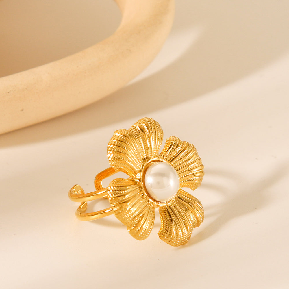 Anillo de flor y perla