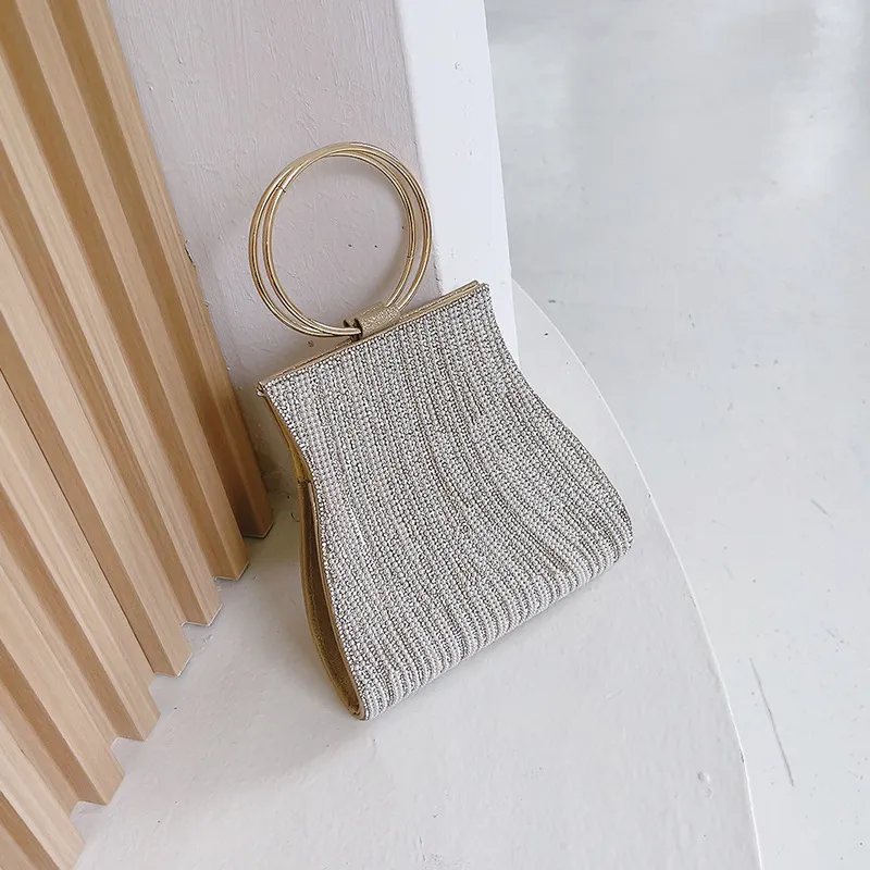 Bolso de mano con filas de diamantes