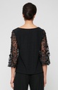 Blusa con mangas de ilusión floral 3D