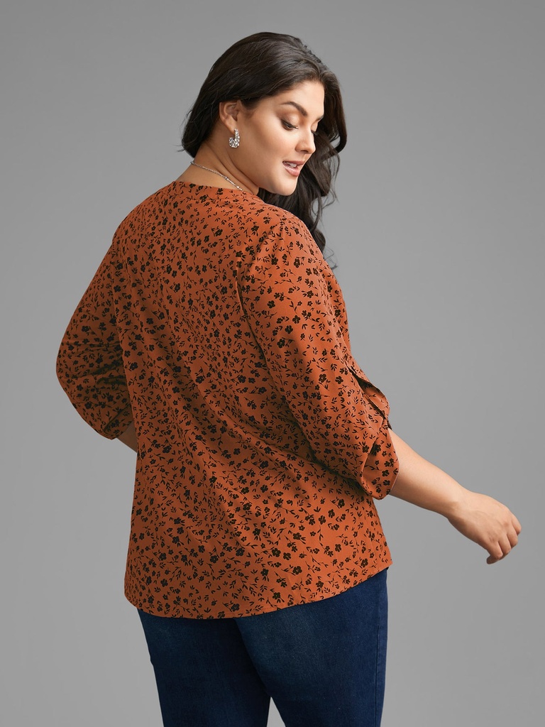 Blusa floral con mangas abotonadas
