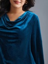 Blusa de terciopelo con cuello vuelto