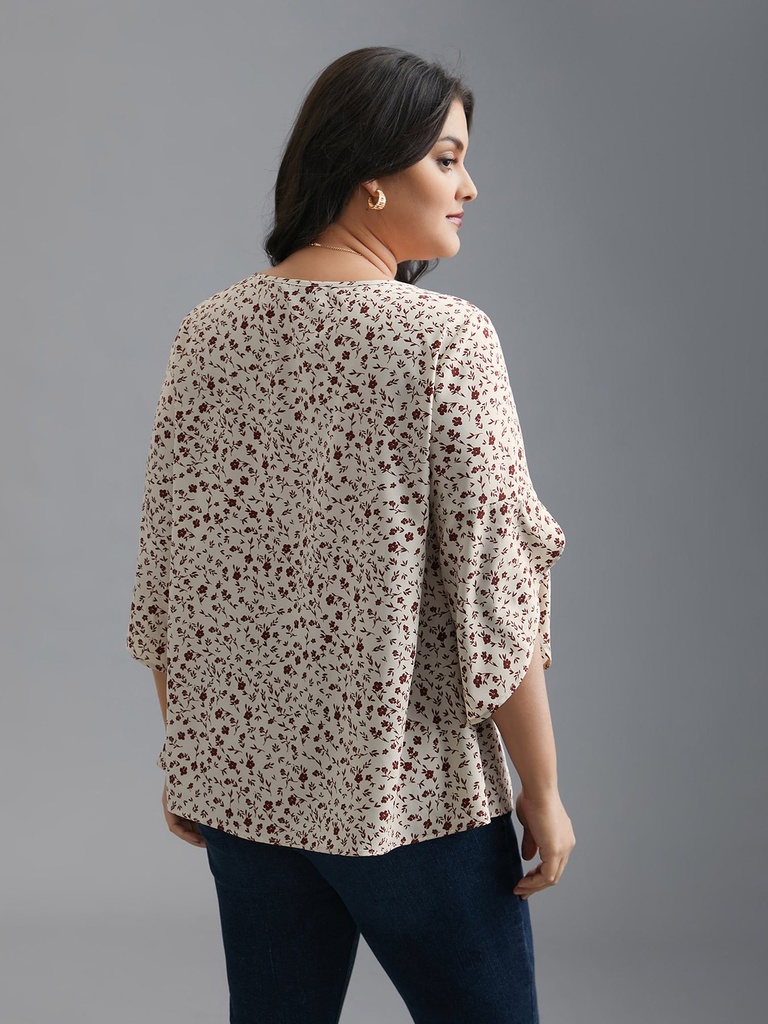 Blusa floral con mangas acampanadas