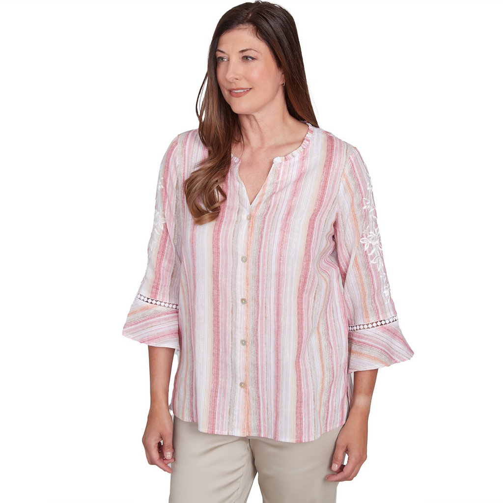 Blusa con mangas bordadas y botones
