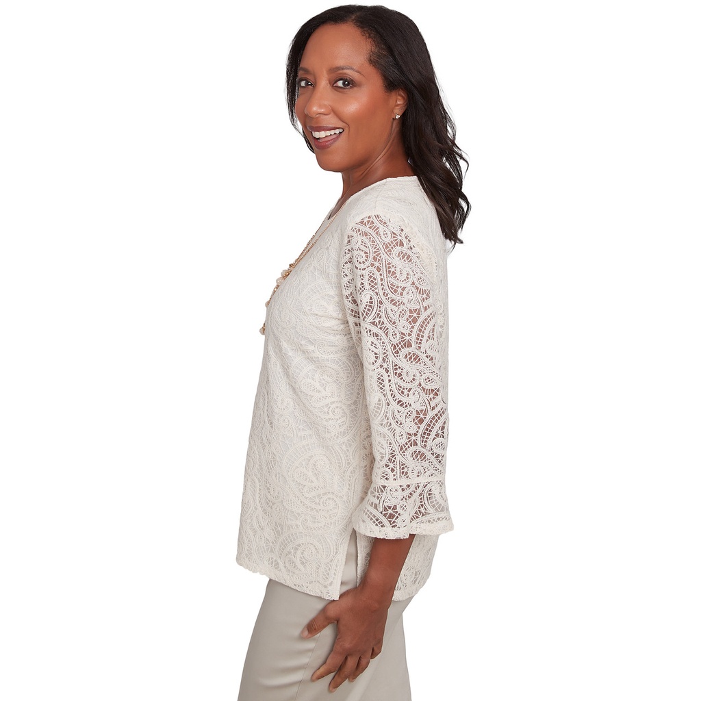 Blusa de encaje tejido con collar