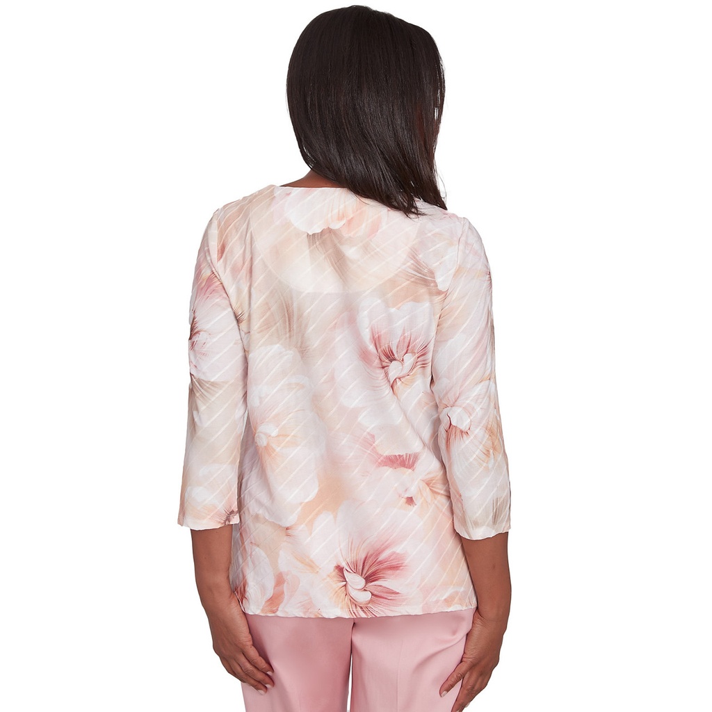 Blusa con flores de acuarela con collar