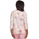 Blusa con flores de acuarela con collar