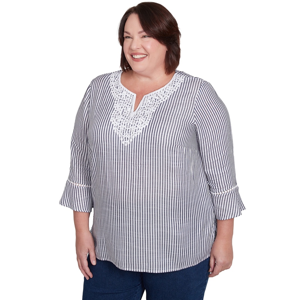 Blusa de rayas con escote abierto y bordado
