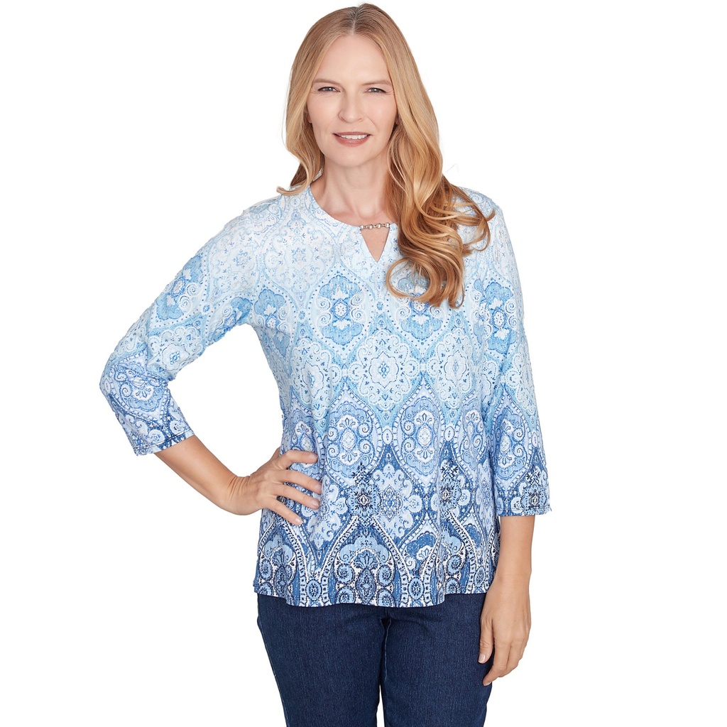 Blusa de rayas con escote abierto y bordado