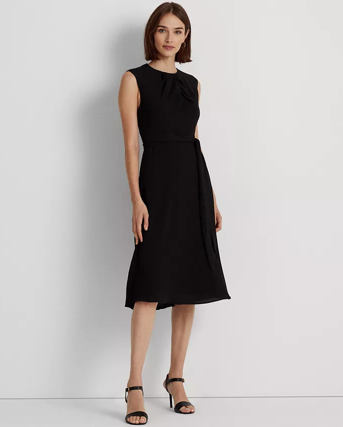 Vestido de crepé con detalle plisado