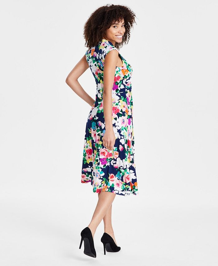 Vestido floral ajustado y acampanado