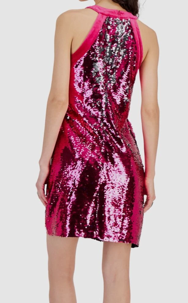 Vestido con mangas divididas y cuentas