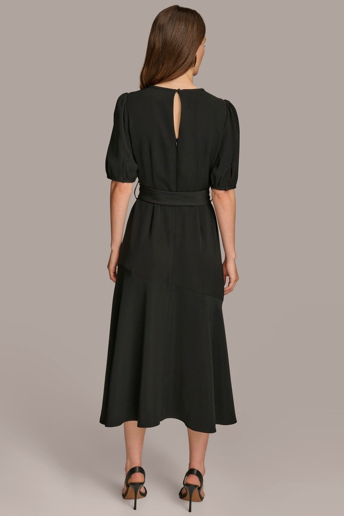 Vestido formal con detalles metálicos