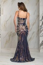 Vestido brillante con hombros descubiertos