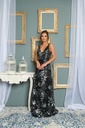 Vestido brillante con hombros descubiertos