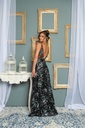 Vestido brillante con hombros descubiertos