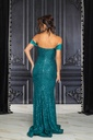 Vestido brillante con hombros descubiertos