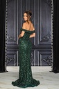 Vestido brillante con hombros descubiertos