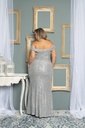 Vestido brillante con hombros descubiertos