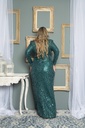 Vestido brillante con hombros descubiertos