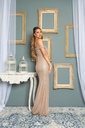 Vestido brillante con hombros descubiertos