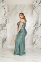 Vestido brillante con hombros descubiertos