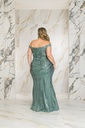 Vestido brillante con hombros descubiertos