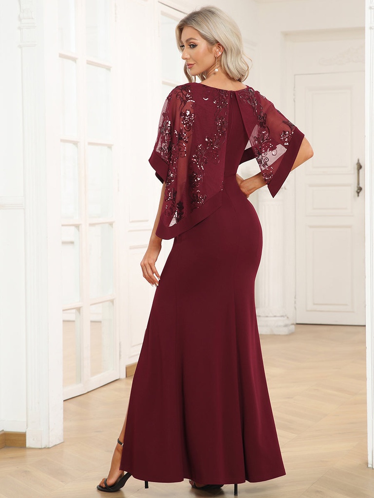 Vestido con capa asimétrica