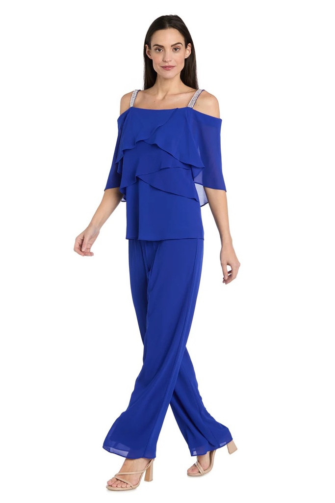 Traje de pantalón con detalles de pedrería