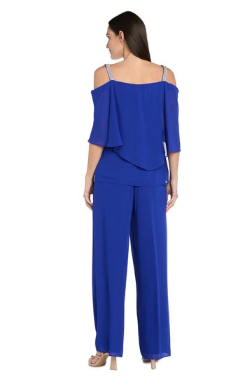 Traje de pantalón con detalles de pedrería