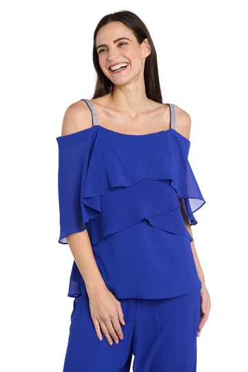 Traje de pantalón con detalles de pedrería