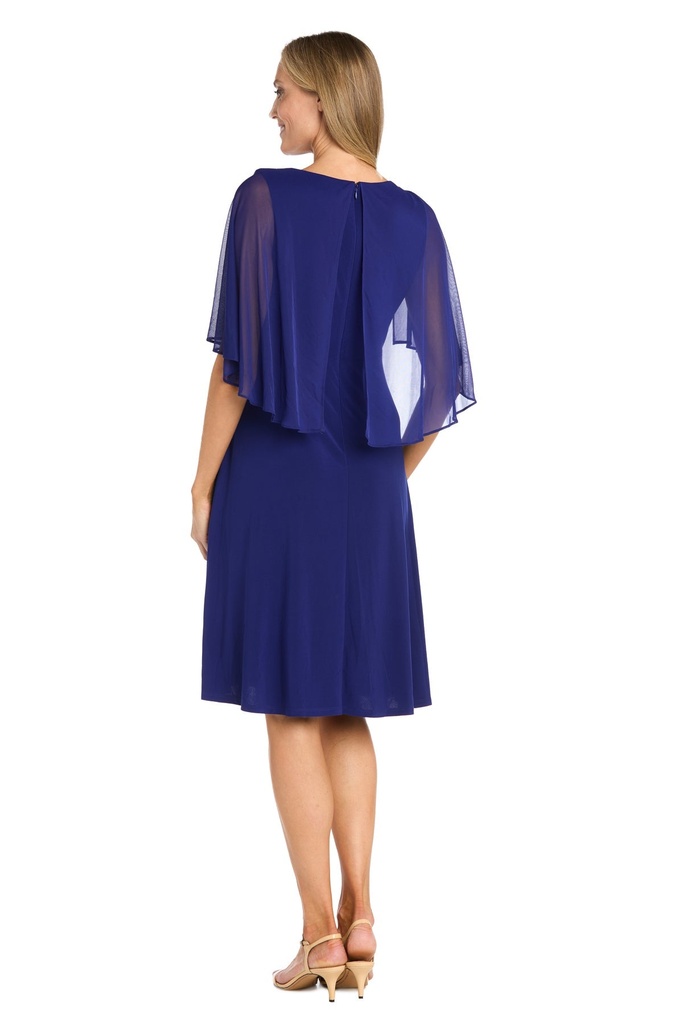 Vestido corto de cóctel con abertura y cuello halter