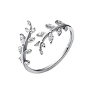 Anillo abierto con fila de hojas