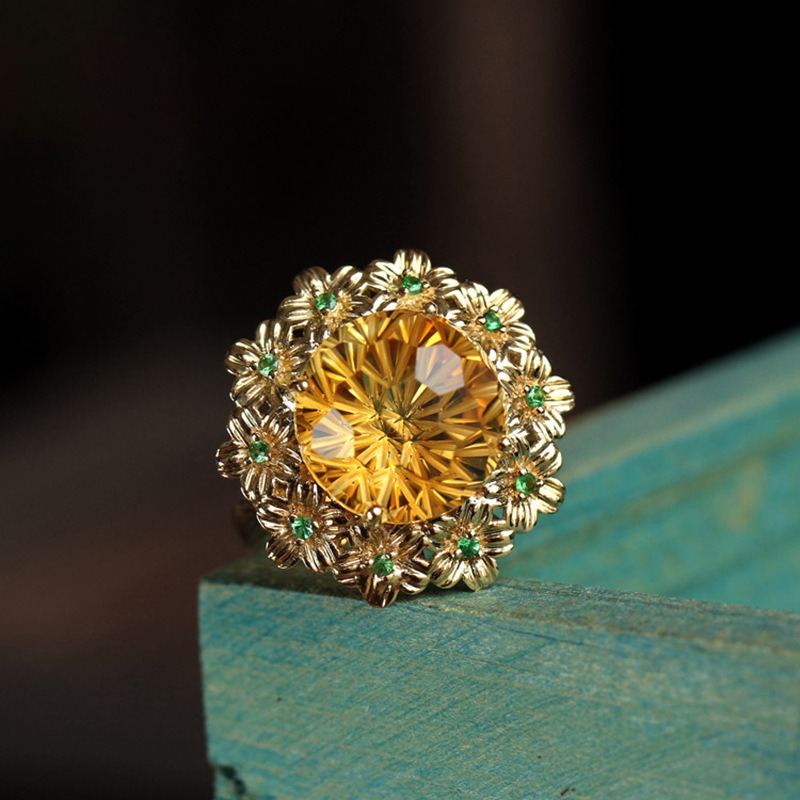 Anillo floral con pedrería