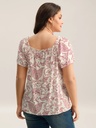 Blusa floral con detalles plisados
