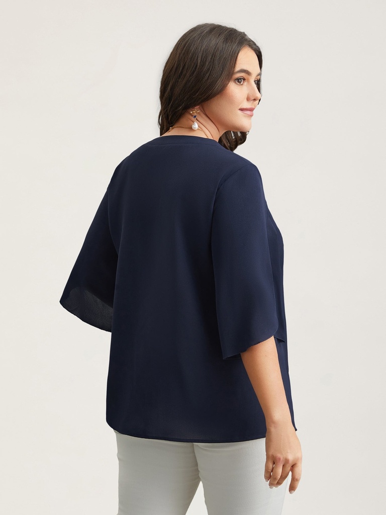 Blusa con cuello asimétrico