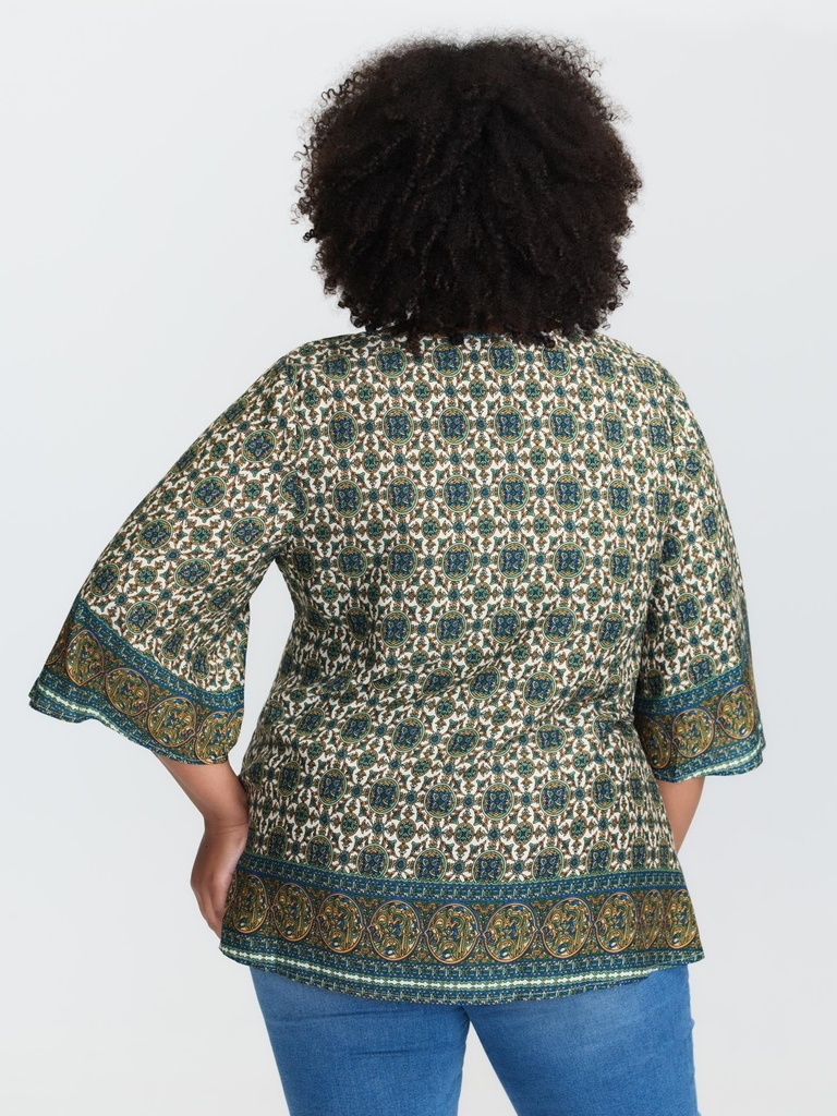 Blusa floral con detalles plisados