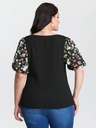 Blusa floral con detalles plisados