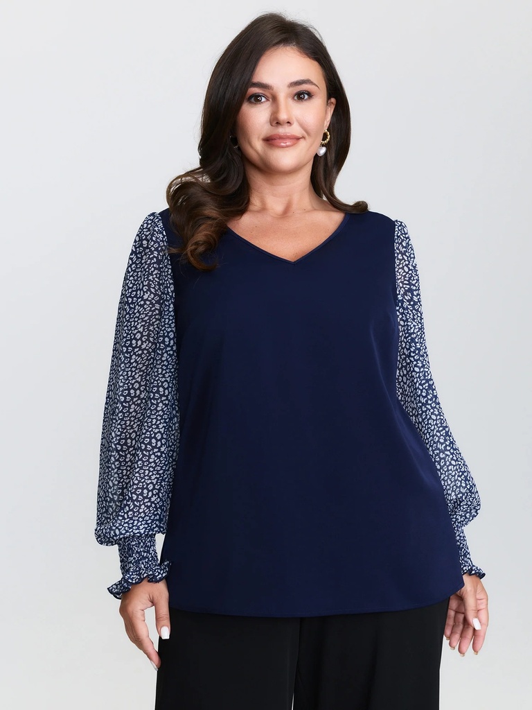 Blusa con volantes en el escote