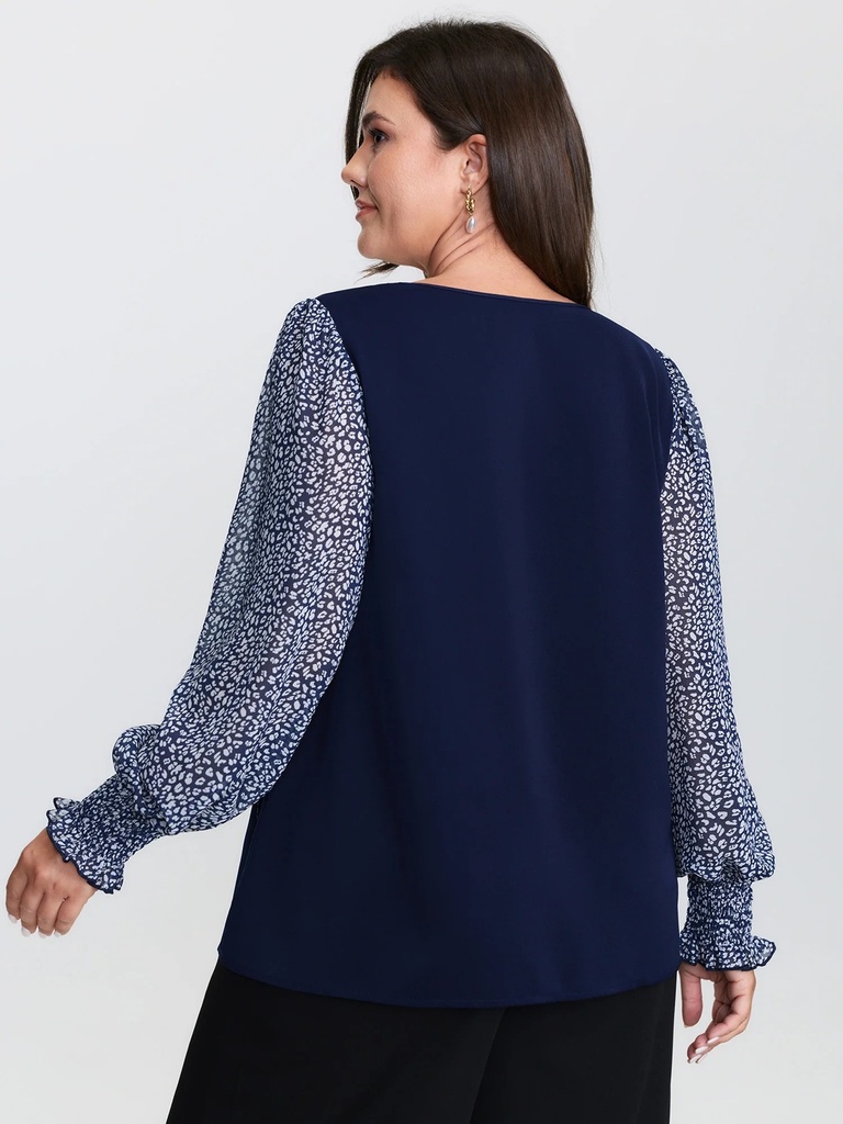 Blusa con volantes en el escote