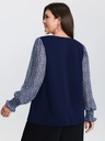 Blusa con volantes en el escote