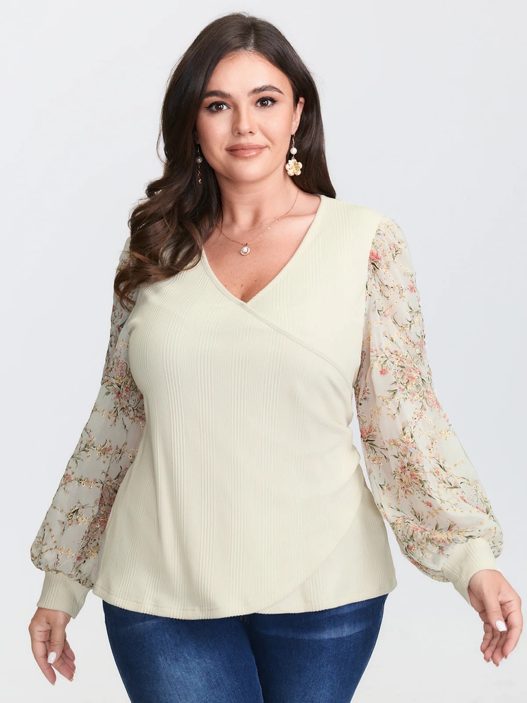 Blusa con volantes en el escote