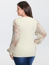 Blusa con volantes en el escote