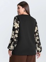 Blusa con volantes en el escote