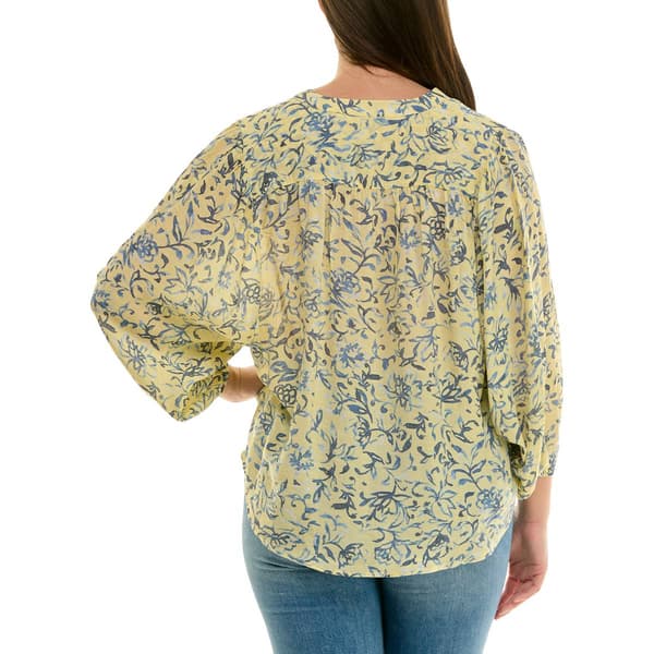 Blusa con estampado floral acuarela