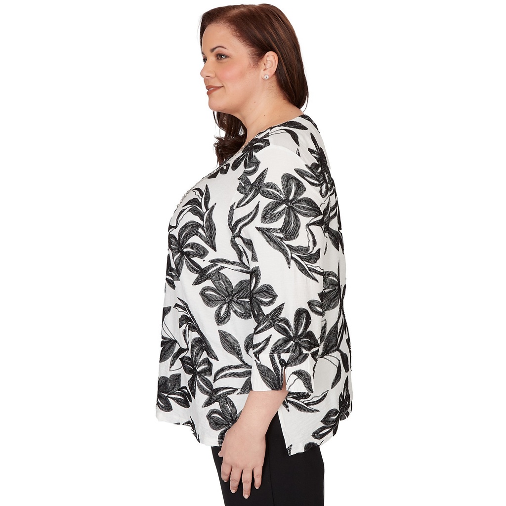 Blusa con bordado de flores y collar