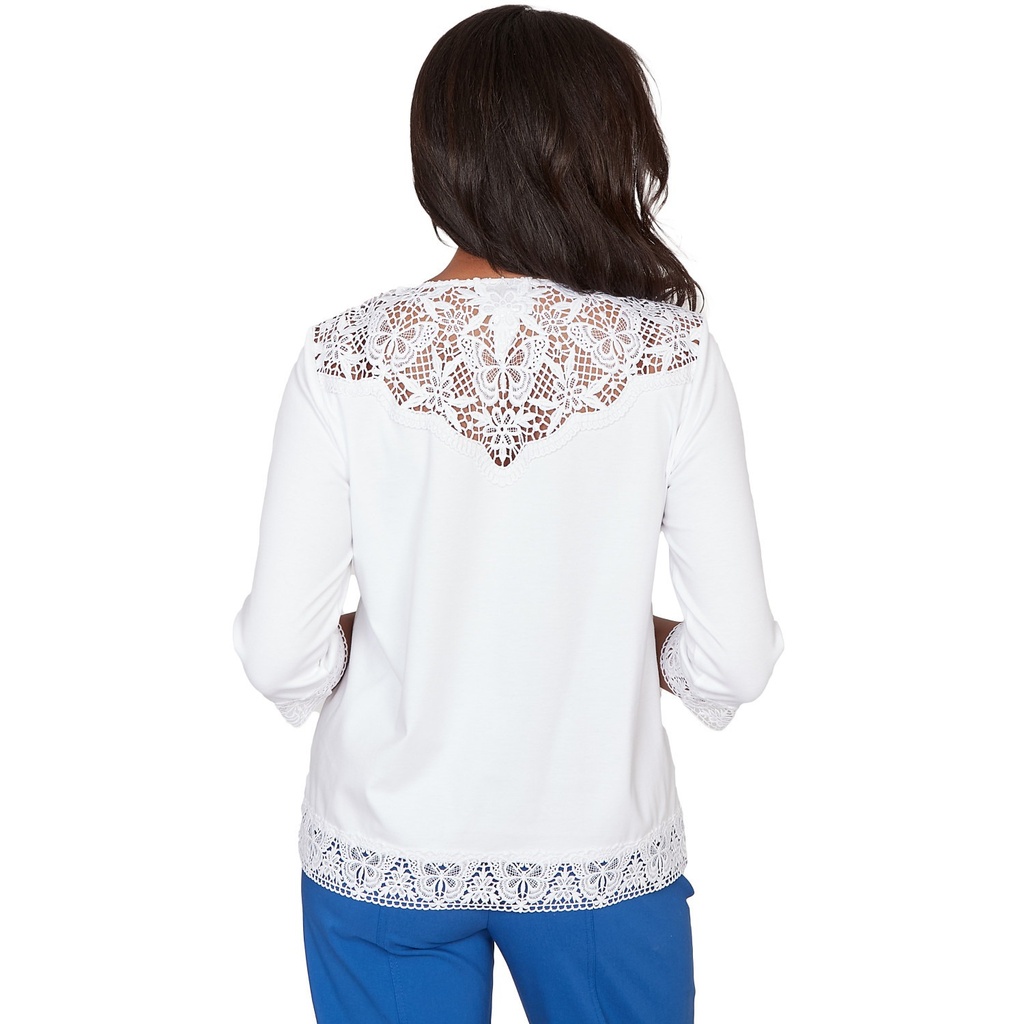 Blusa con ribete de encaje y collar